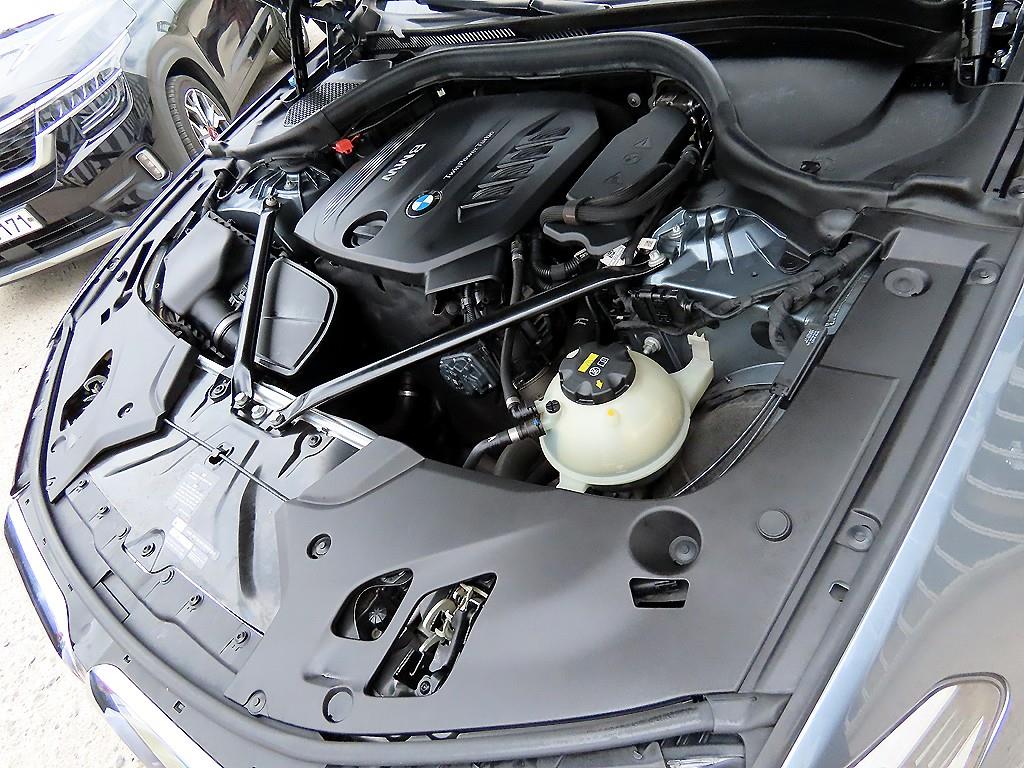 BMW 5-Series — photo 19