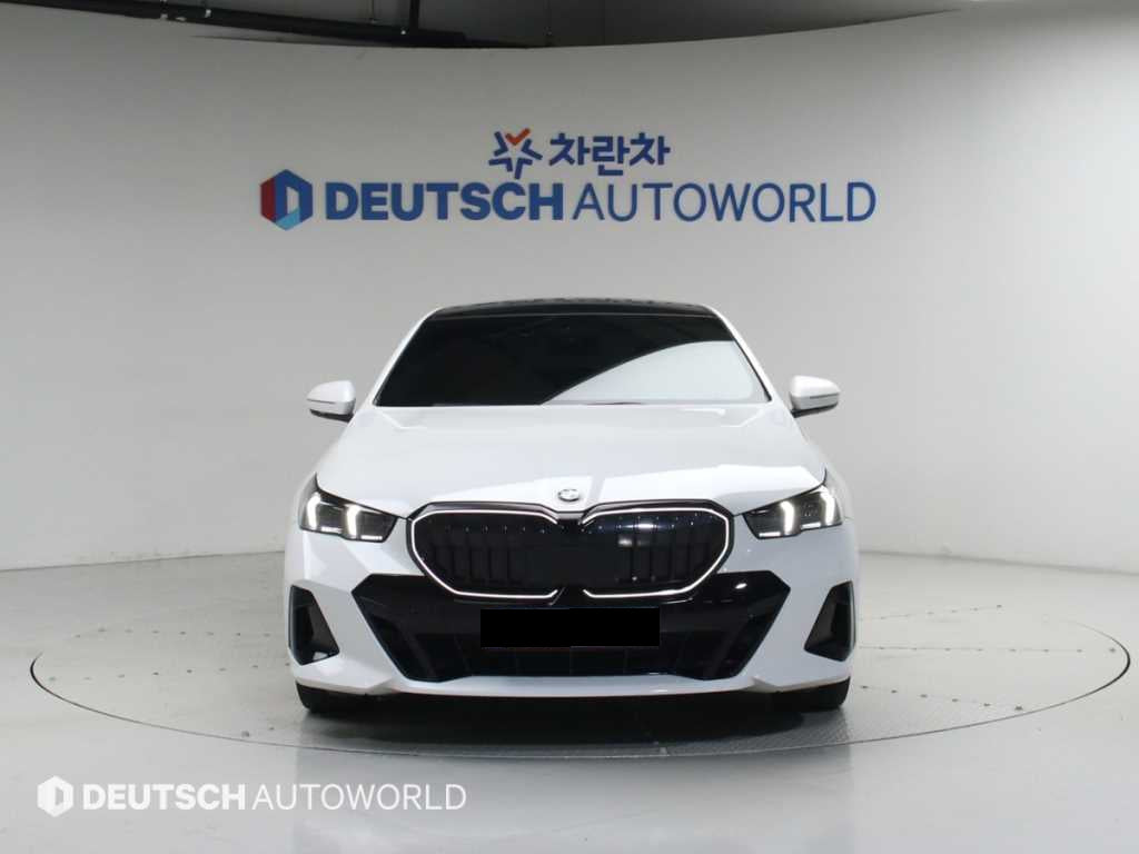 BMW 5-Series — photo 01