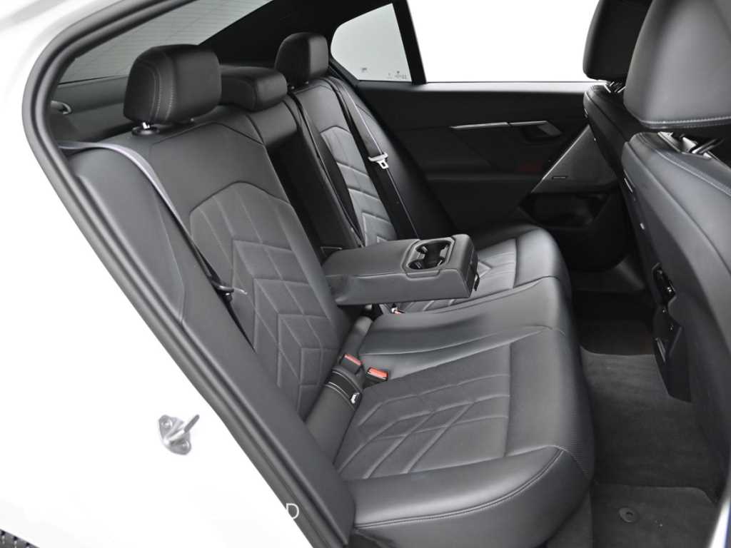 BMW 5-Series — photo 12