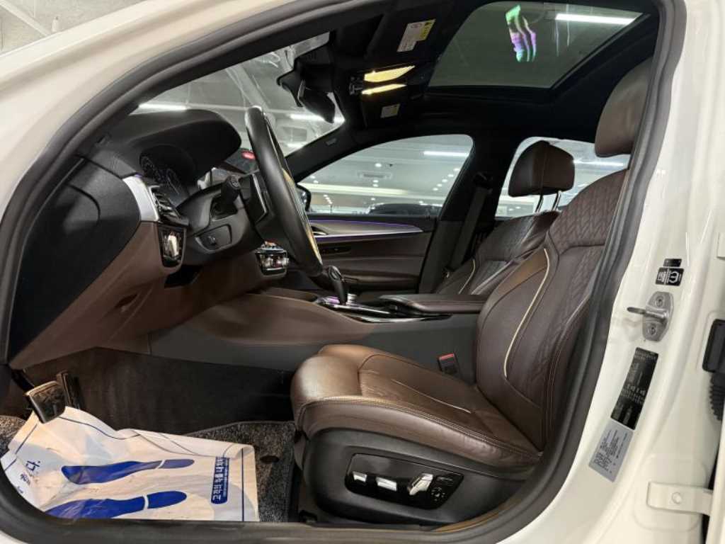 BMW 5-Series — photo 08