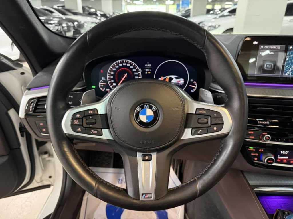 BMW 5-Series — photo 10