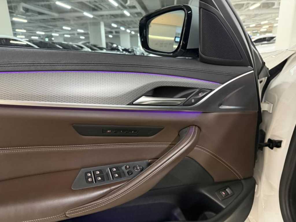BMW 5-Series — photo 16