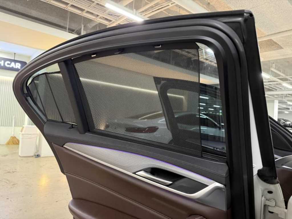 BMW 5-Series — photo 18