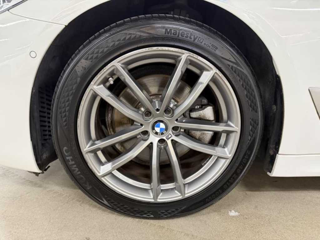 BMW 5-Series — photo 19
