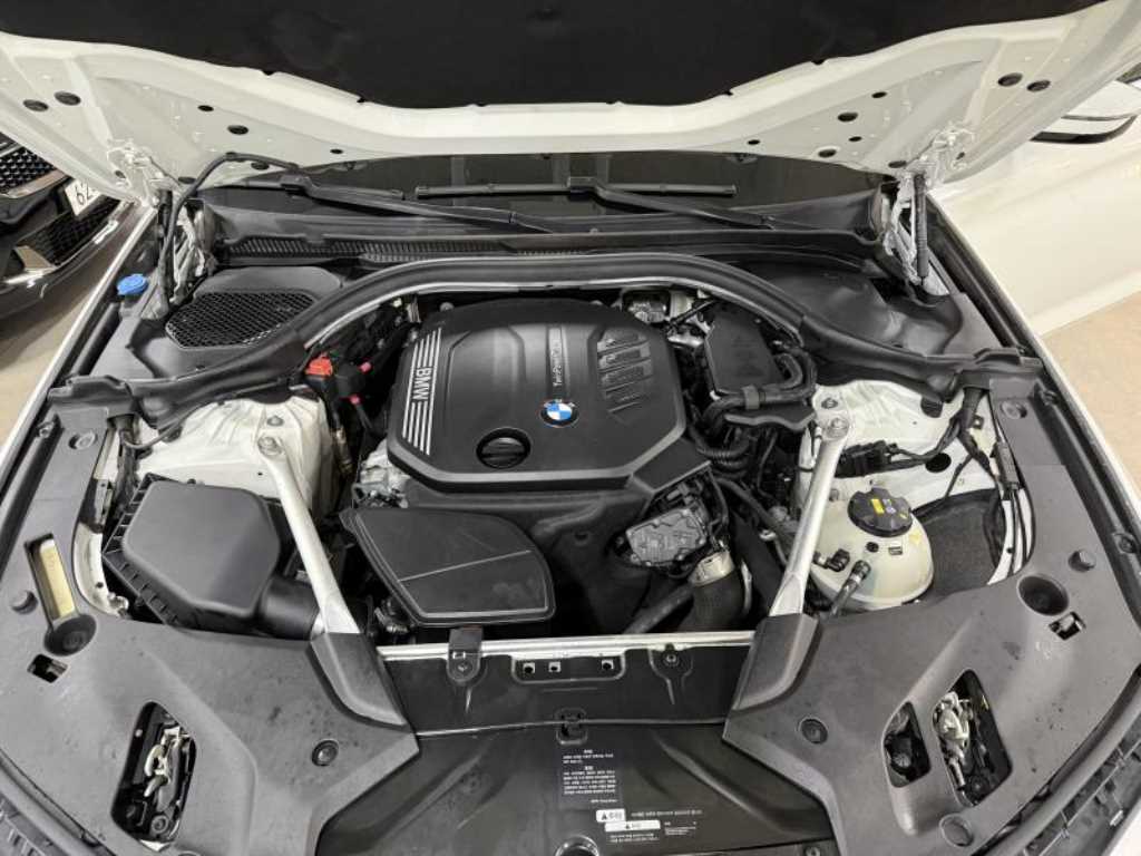 BMW 5-Series — photo 20