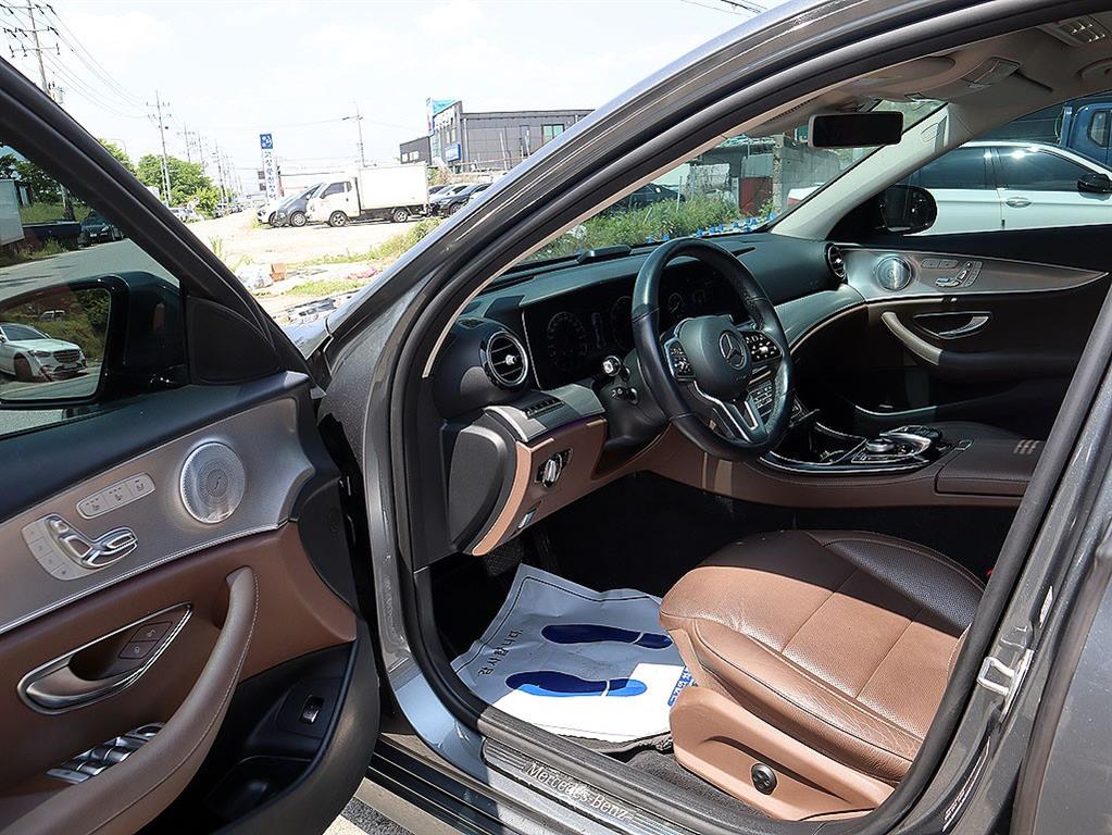 Mercedes-Benz E-Class — photo 06