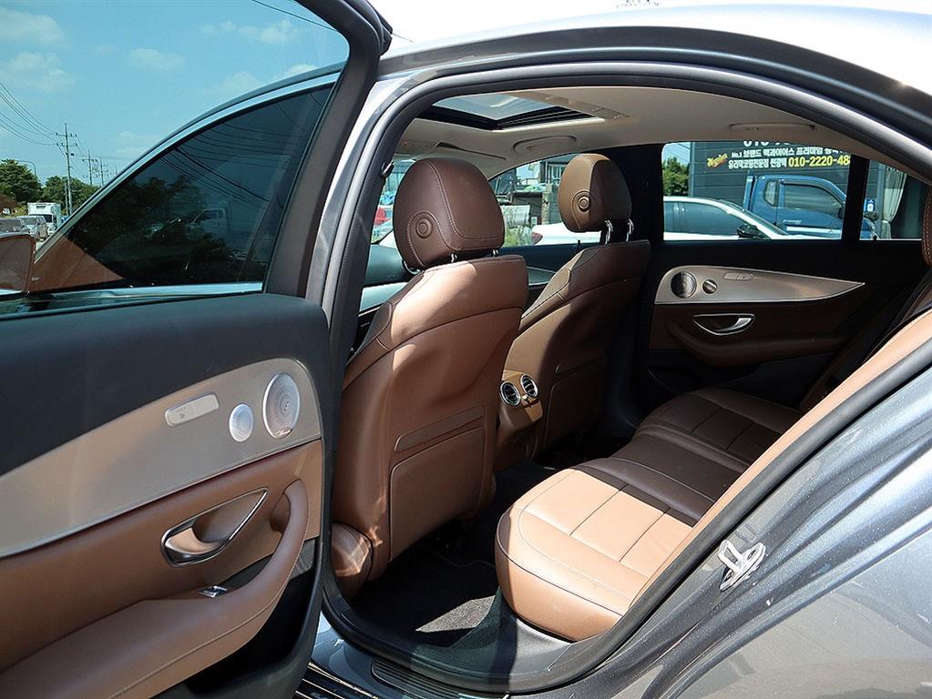 Mercedes-Benz E-Class — photo 07