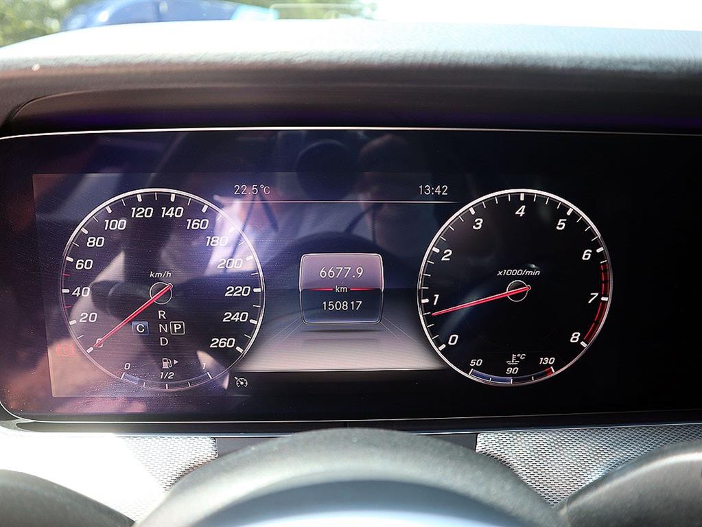 Mercedes-Benz E-Class — photo 09