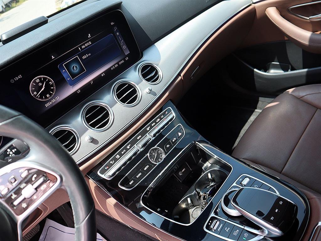 Mercedes-Benz E-Class — photo 10