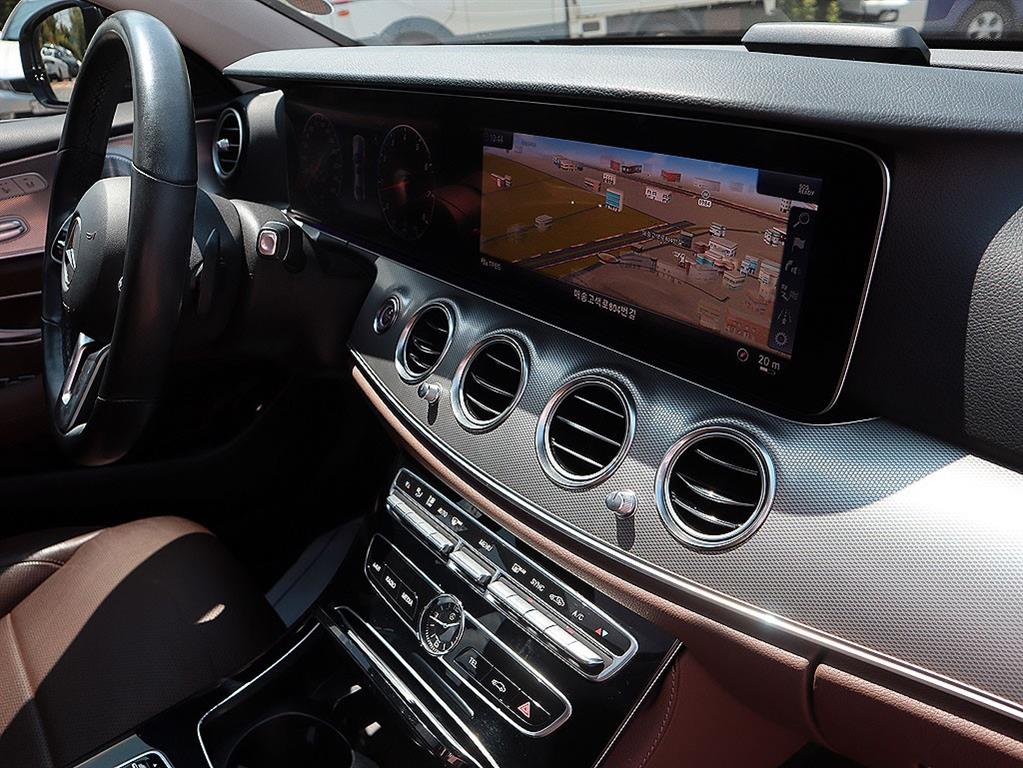 Mercedes-Benz E-Class — photo 11