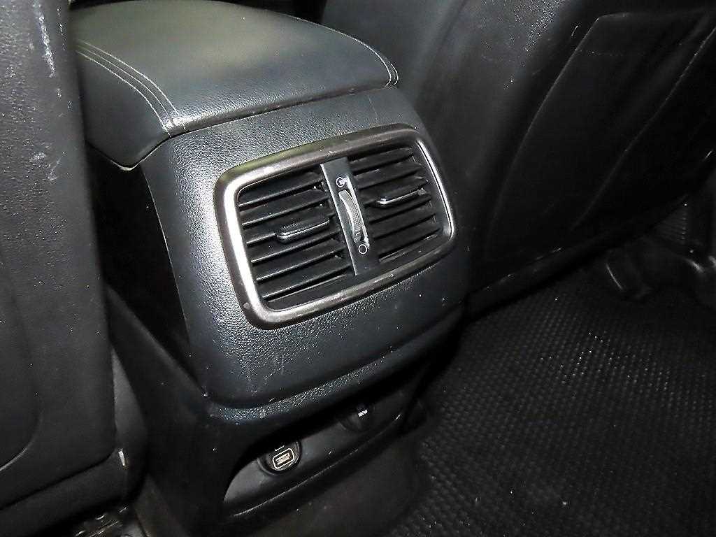 Kia Sorento — photo 17