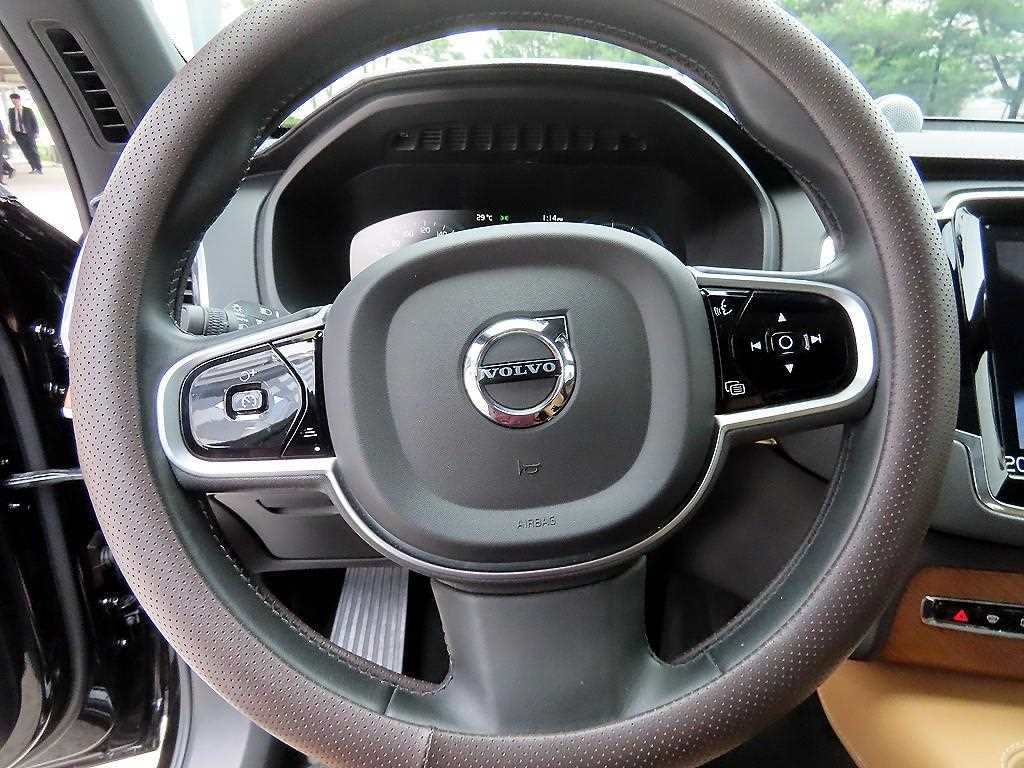 Volvo XC90 — photo 08