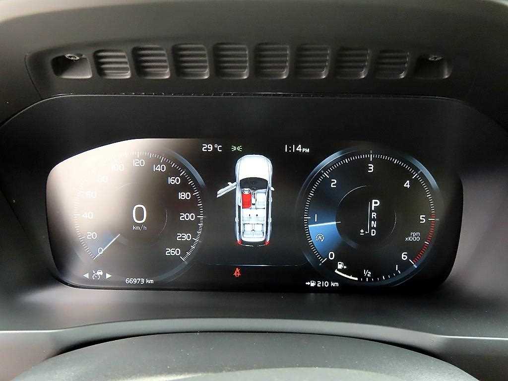 Volvo XC90 — photo 09