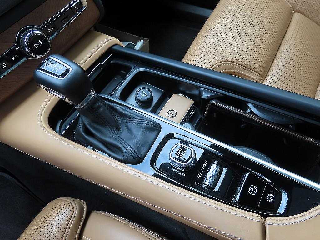 Volvo XC90 — photo 11