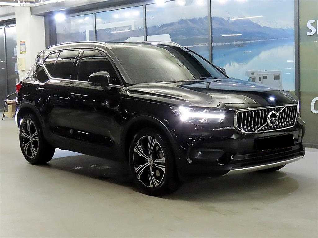 Volvo XC40 — photo 01