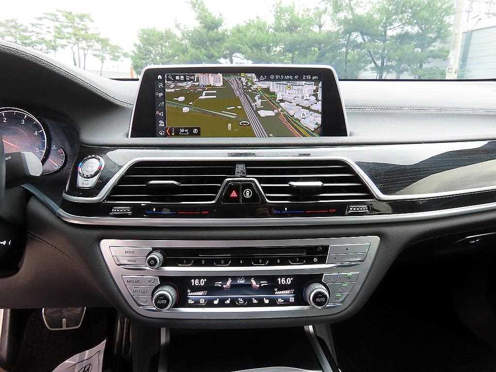 BMW 7-Series — photo 14