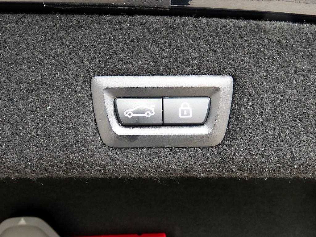 BMW 7-Series — photo 16