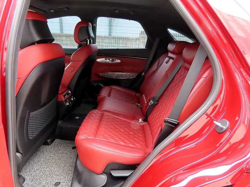 Genesis GV70 — photo 06