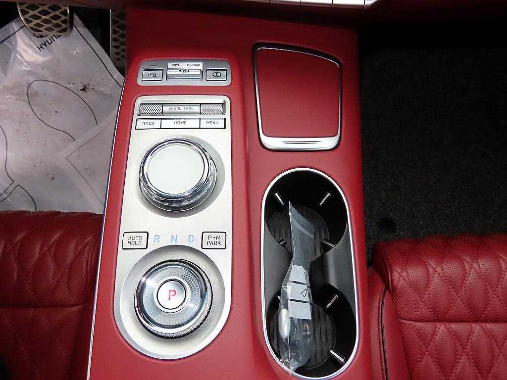 Genesis GV70 — photo 11