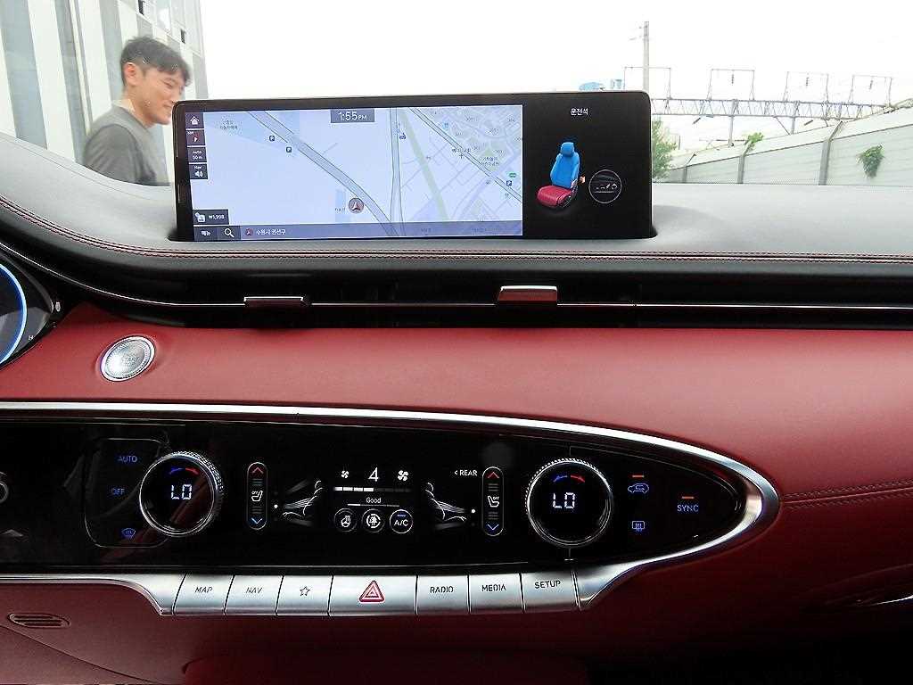 Genesis GV70 — photo 12