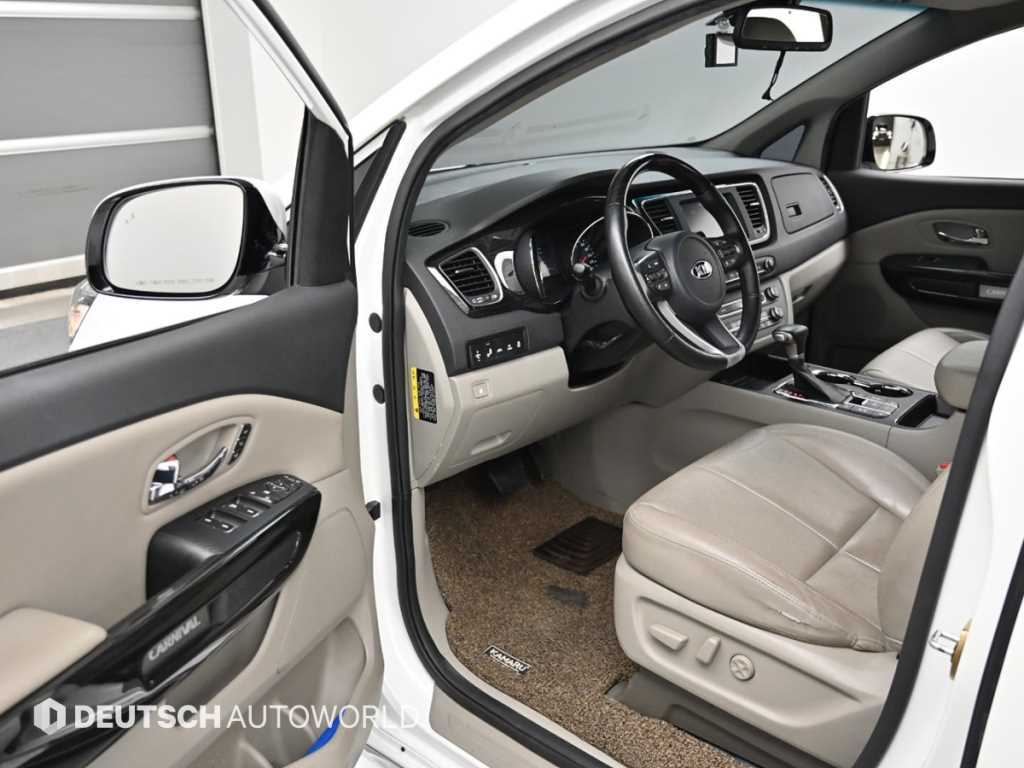 Kia Carnival — photo 11