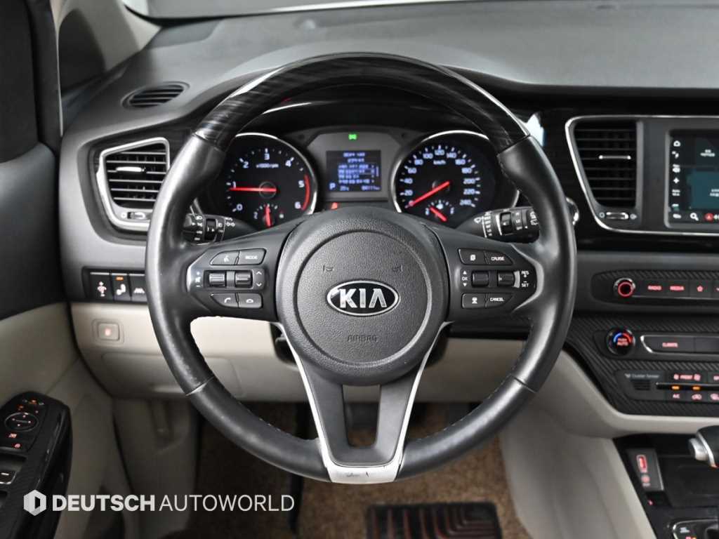 Kia Carnival — photo 13