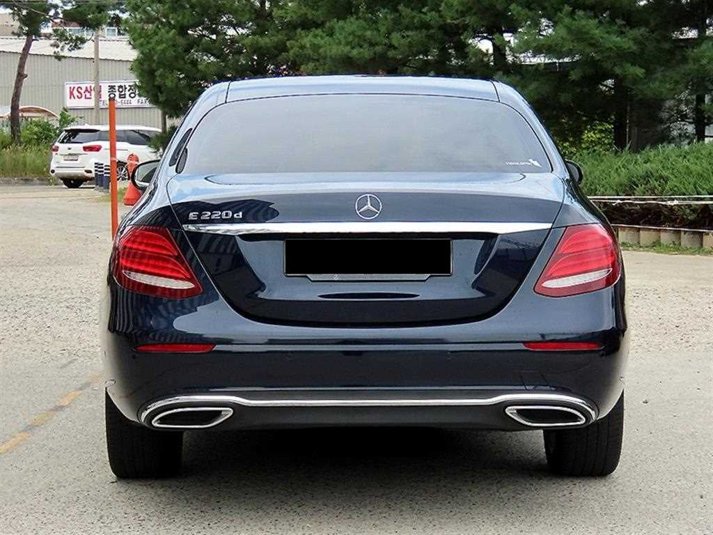 Mercedes-Benz E-Class — photo 04