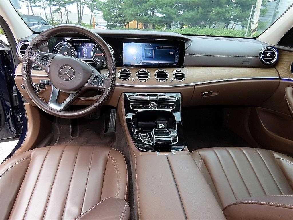 Mercedes-Benz E-Class — photo 07