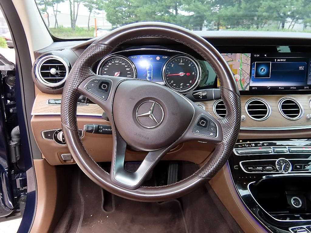 Mercedes-Benz E-Class — photo 08