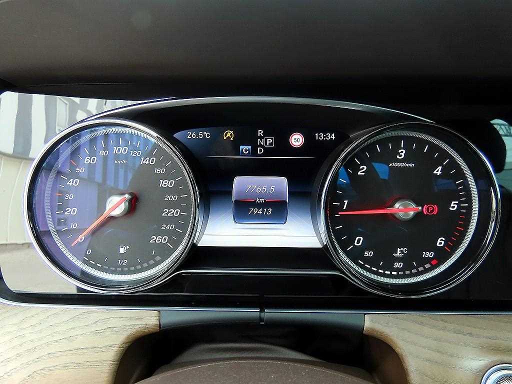 Mercedes-Benz E-Class — photo 09