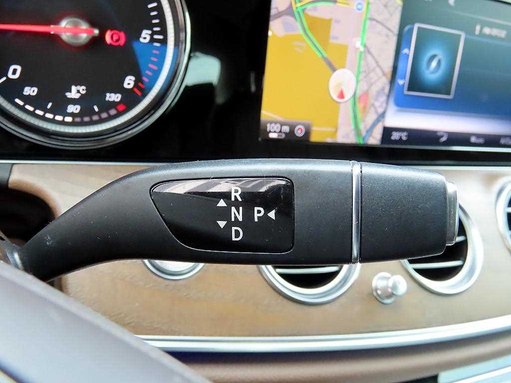 Mercedes-Benz E-Class — photo 11
