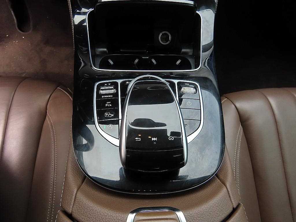 Mercedes-Benz E-Class — photo 14