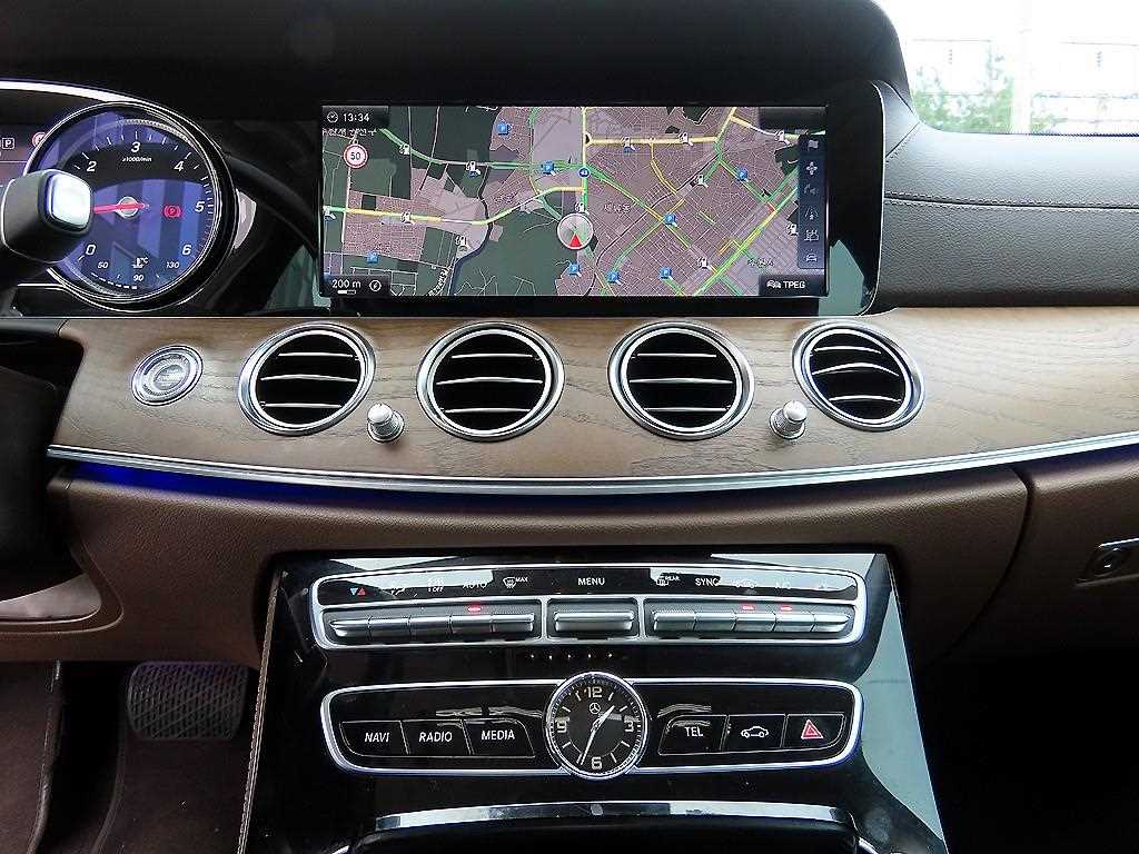 Mercedes-Benz E-Class — photo 15