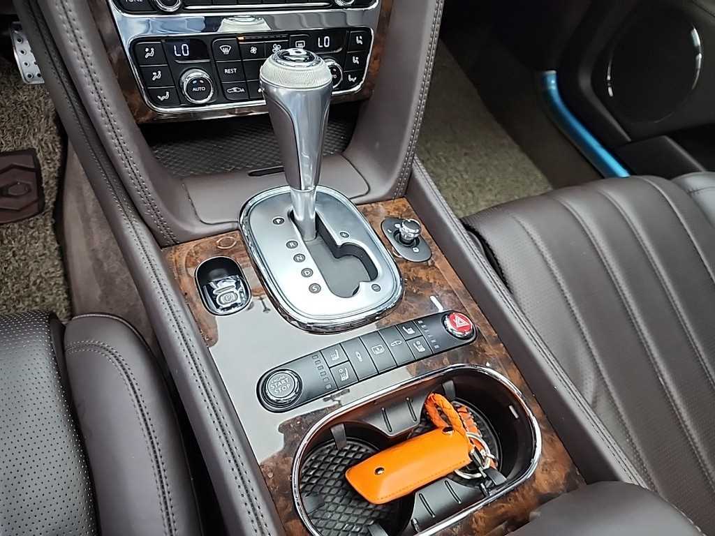 Bentley Flying Spur — photo 08