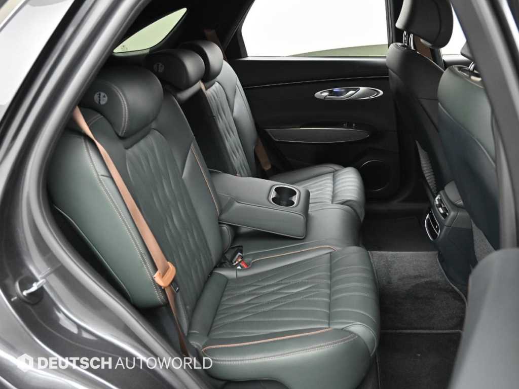 Genesis GV70 — photo 12