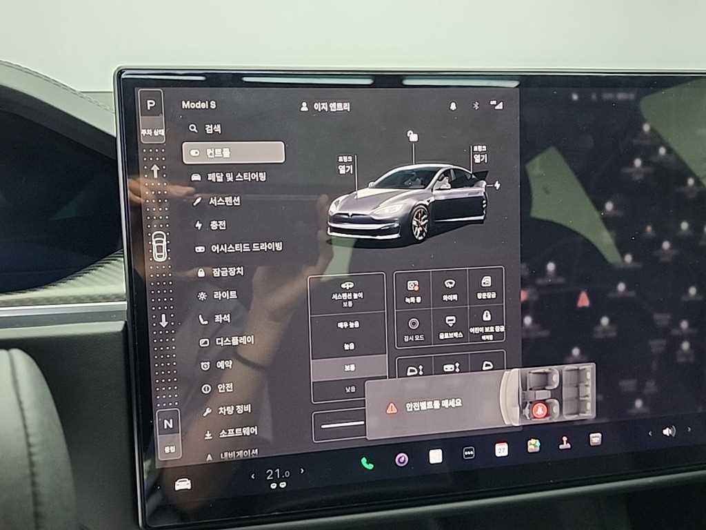 Tesla Model S — photo 10