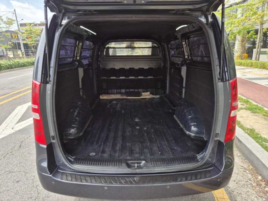 Hyundai Starex — photo 11