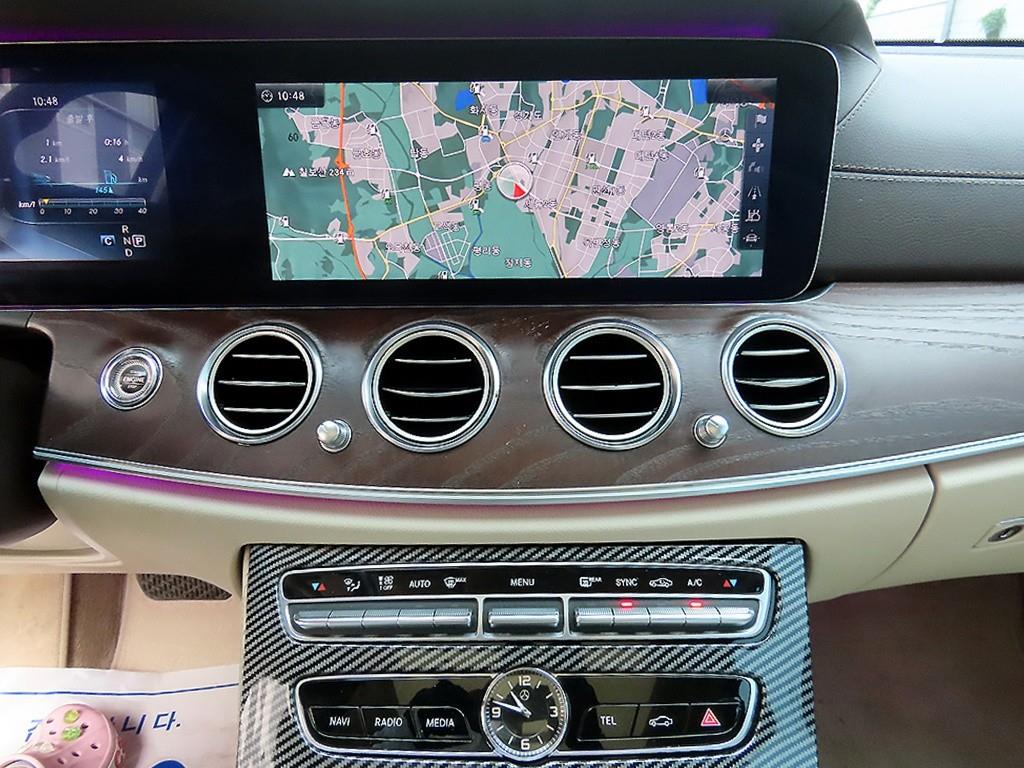 Mercedes-Benz E-Class — photo 13