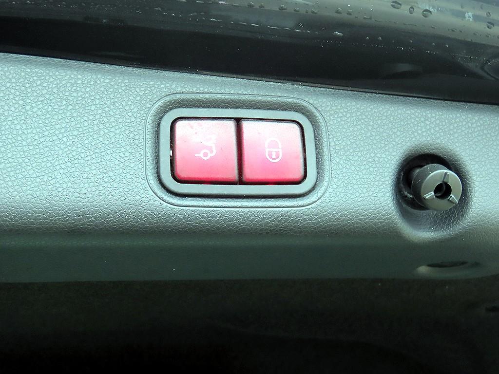 Mercedes-Benz E-Class — photo 16