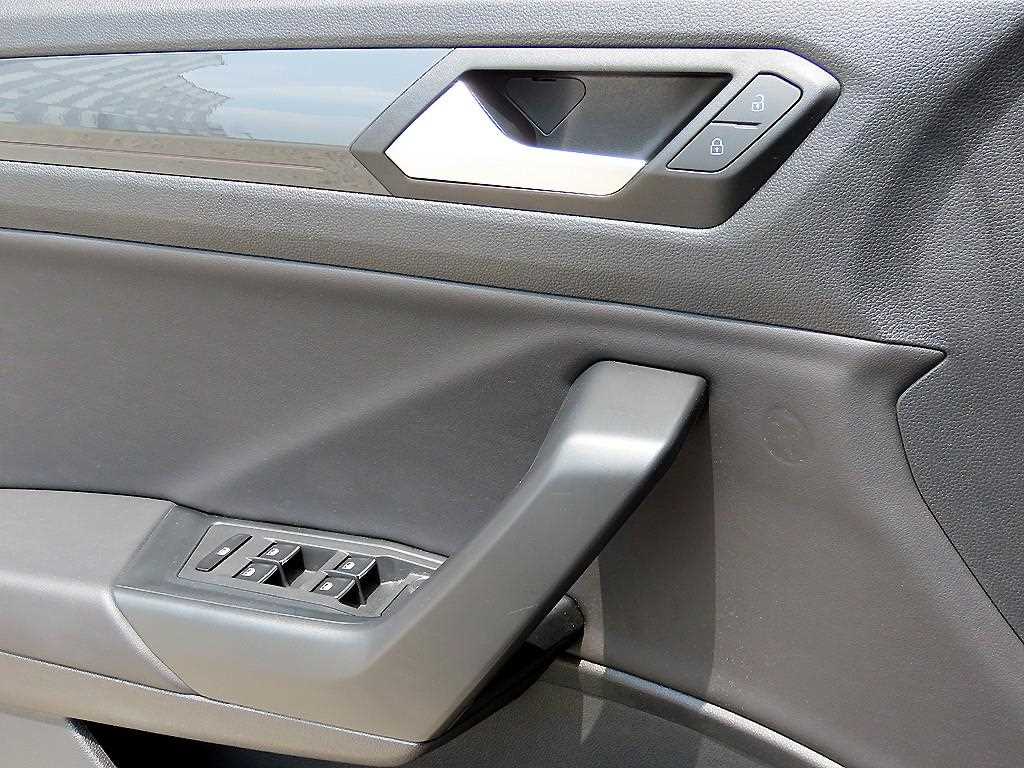 Volkswagen T-Roc — photo 11