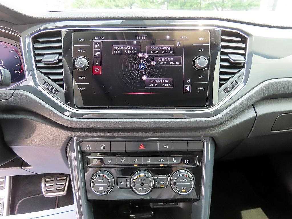 Volkswagen T-Roc — photo 12