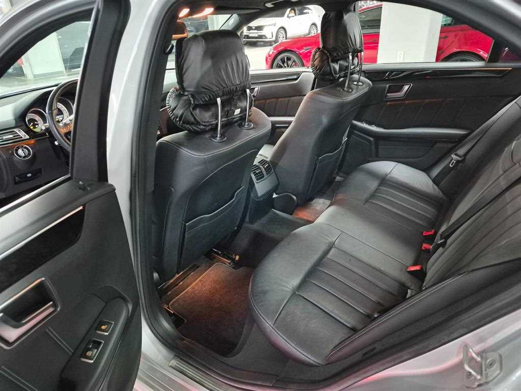 Mercedes-Benz E-Class — photo 08