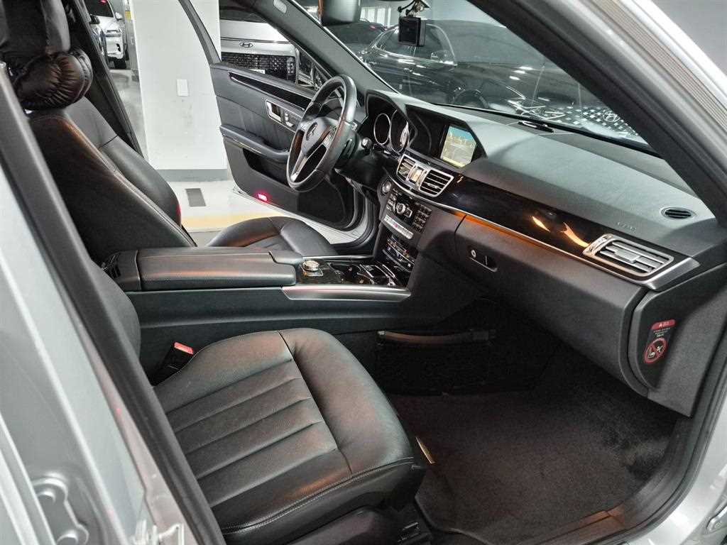 Mercedes-Benz E-Class — photo 09