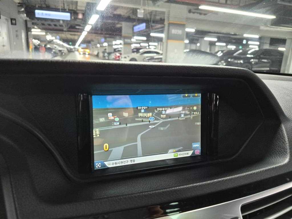 Mercedes-Benz E-Class — photo 11