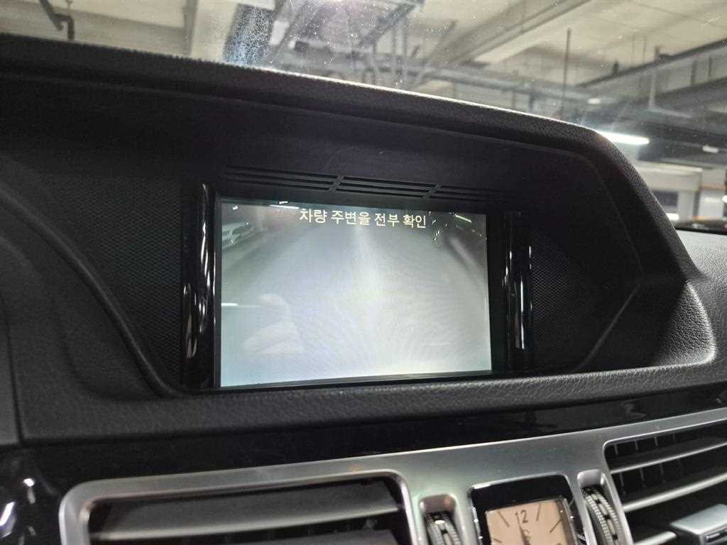 Mercedes-Benz E-Class — photo 12