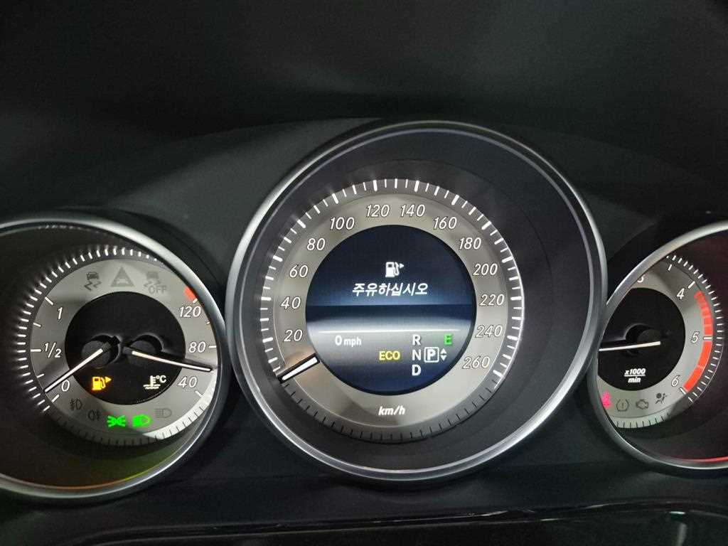 Mercedes-Benz E-Class — photo 14