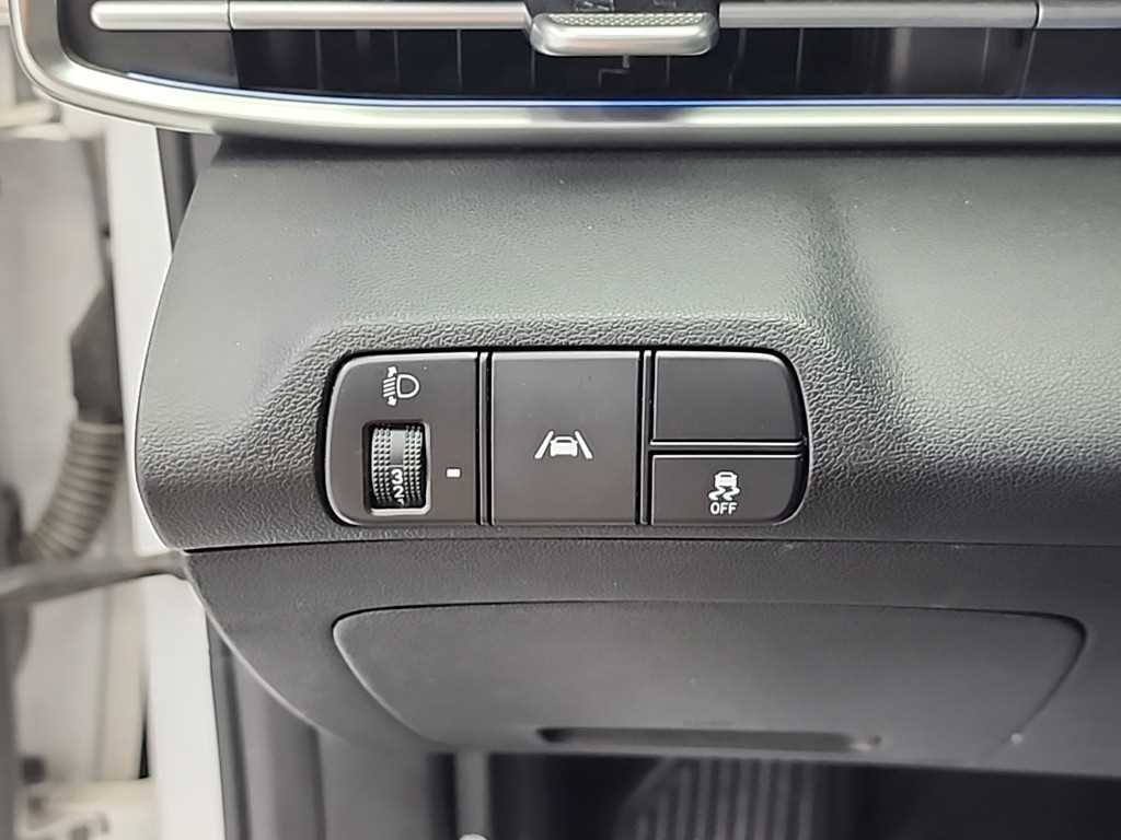 Hyundai Avante — photo 16