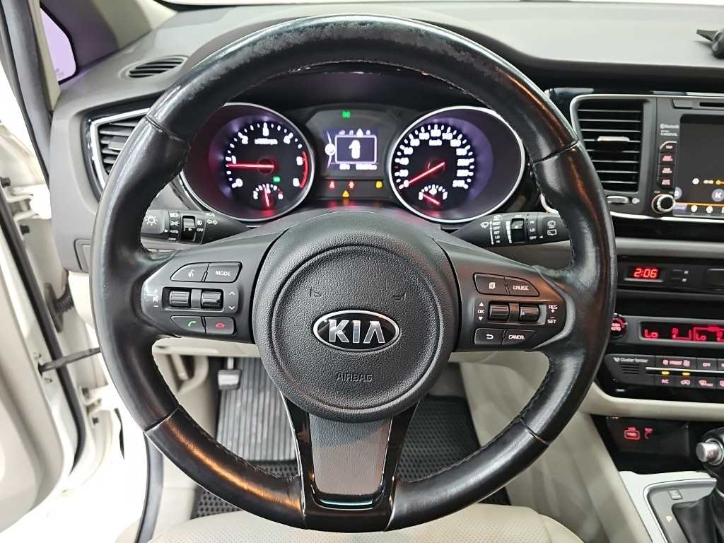 Kia Carnival — photo 09