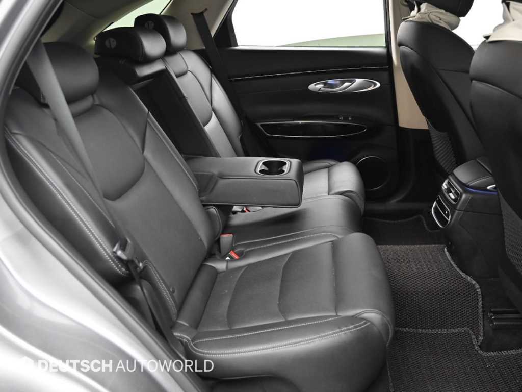 Genesis GV70 — photo 12