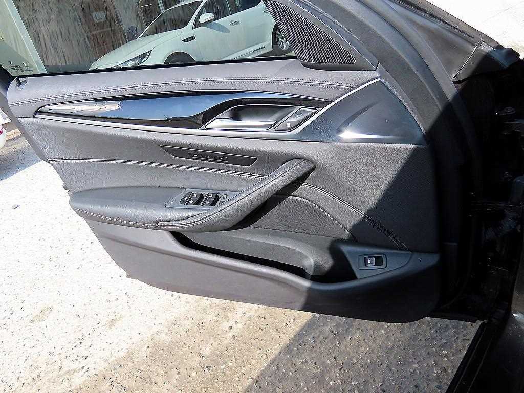 BMW 5-Series — photo 11